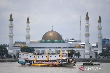 Ritual Naga Hiasi Puncak Erau Adat Kutai 2025 di Tenggarong