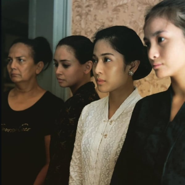 Dian Sastrowardoyo Tampil Memikat, Nostalgia Tren 2016